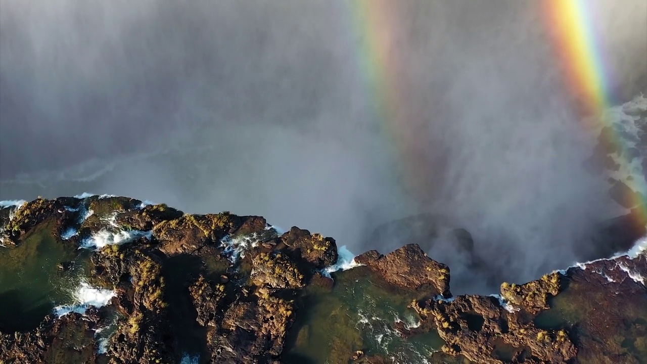 在赞比亚和津巴布韦之间的维多利亚瀑布和彩虹的无人机视图视频素材