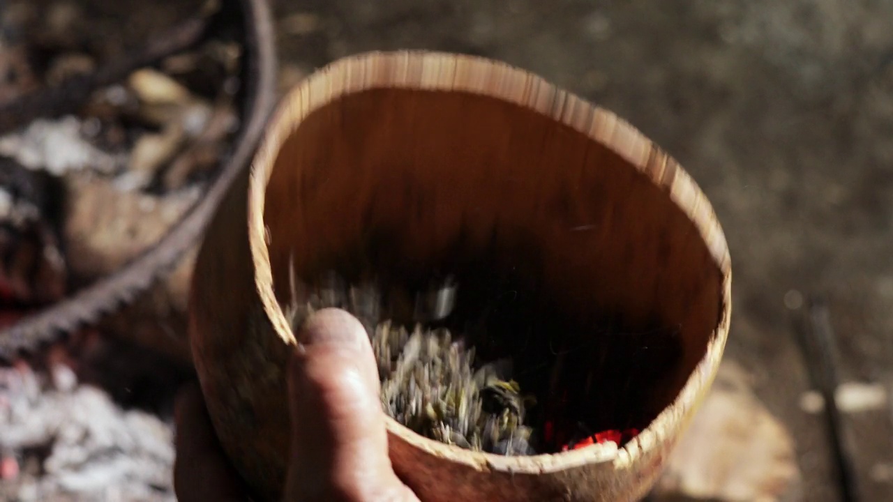 一碗干茶叶和烤茶叶用木炭/中国视频素材