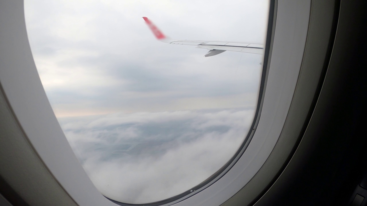 透过飞机的窗户看天空和云视频素材