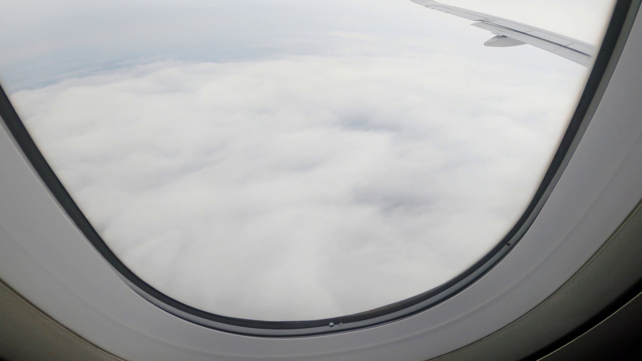 透过飞机的窗户看天空和云视频素材