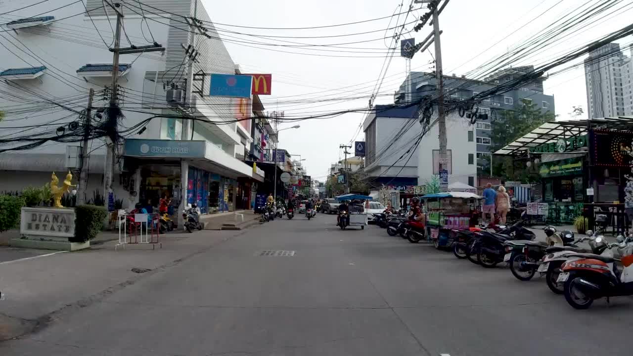 芭堤雅树镇和Soi Buakhao地区城市街道生活恢复正常的4k POV场景当地人和居民的日常生活，而游客探索街道，咖啡馆，餐馆和景点。视频素材