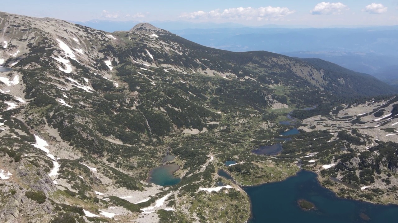 保加利亚波波沃湖附近的皮林山的鸟瞰图视频素材