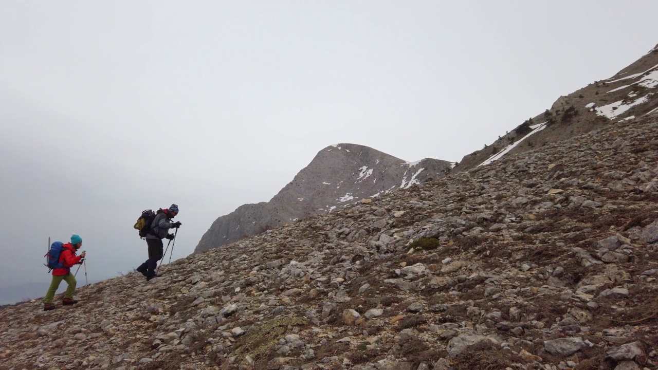 成功的登山队在冬天走在落基山顶的山脊上视频素材