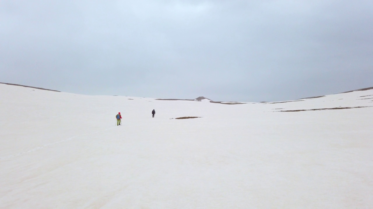 成功的登山队在冬天走在高海拔雪山山顶的山脊上视频素材