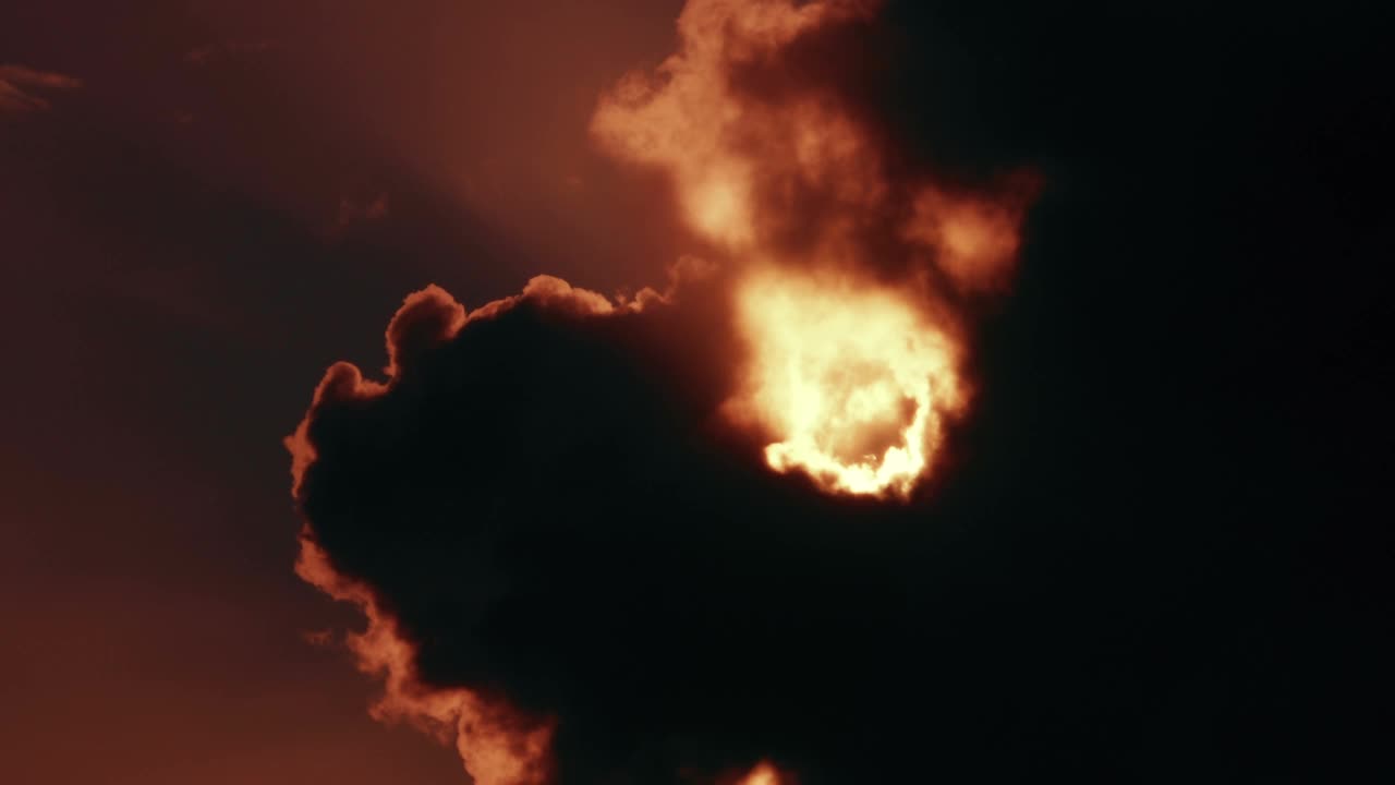 太阳从乌云后面发光视频下载