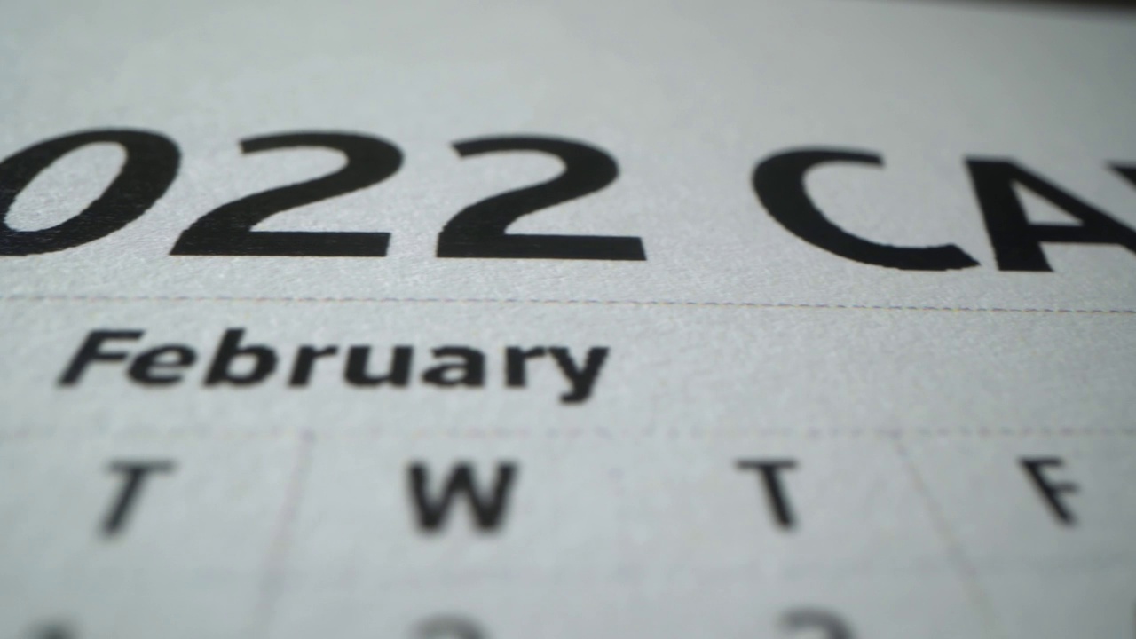 2022年日历的宏观镜头…祝2022年2月新年快乐。新年的冬天。关闭. .新年决心的概念。现代文本动画视频下载