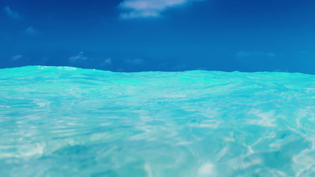 马尔代夫的热带蓝色海洋视频素材