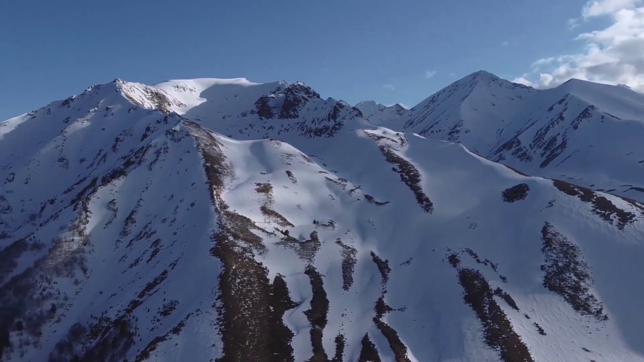 高加索山脉的山坡在早春积雪中视频下载