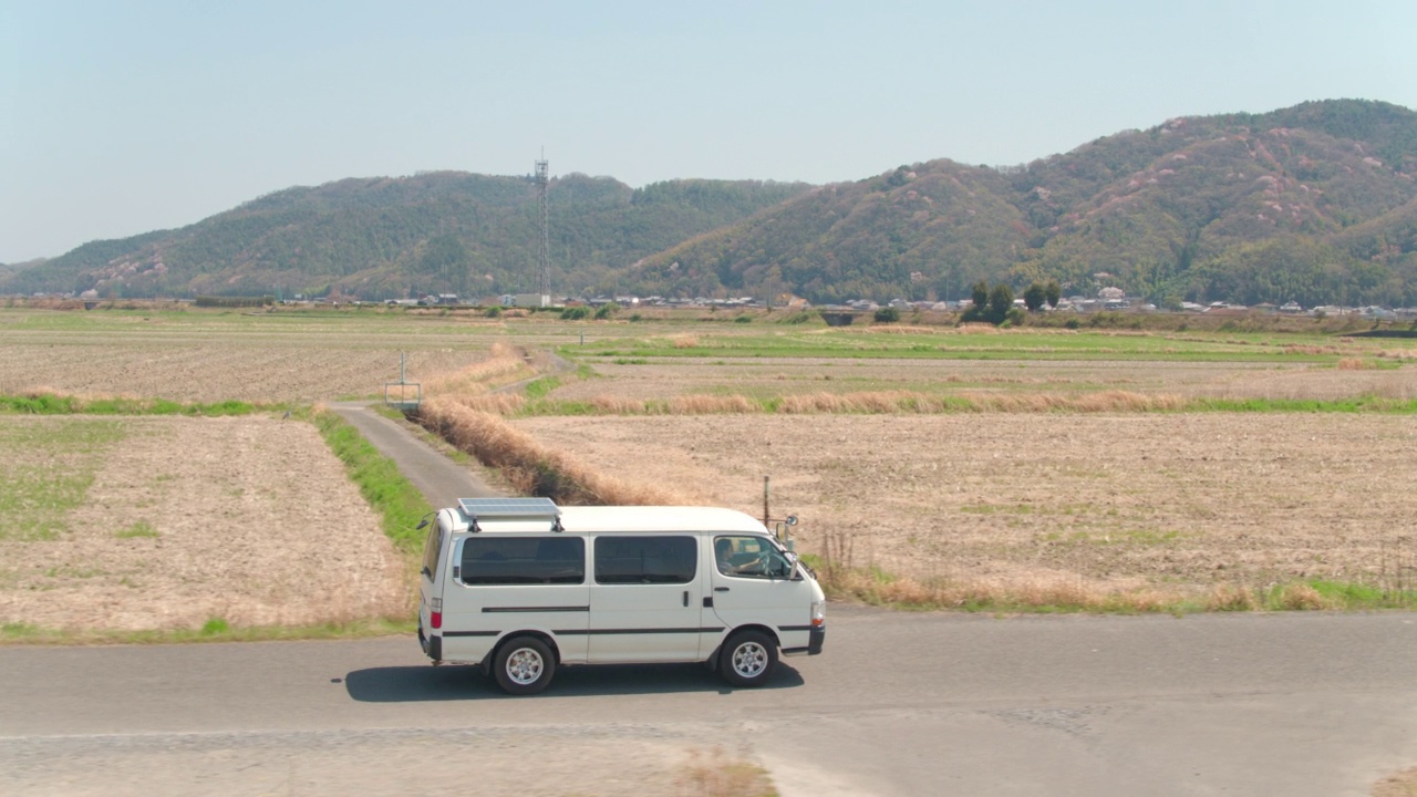 鸟瞰图，跟着一辆野营车行驶在乡村视频下载