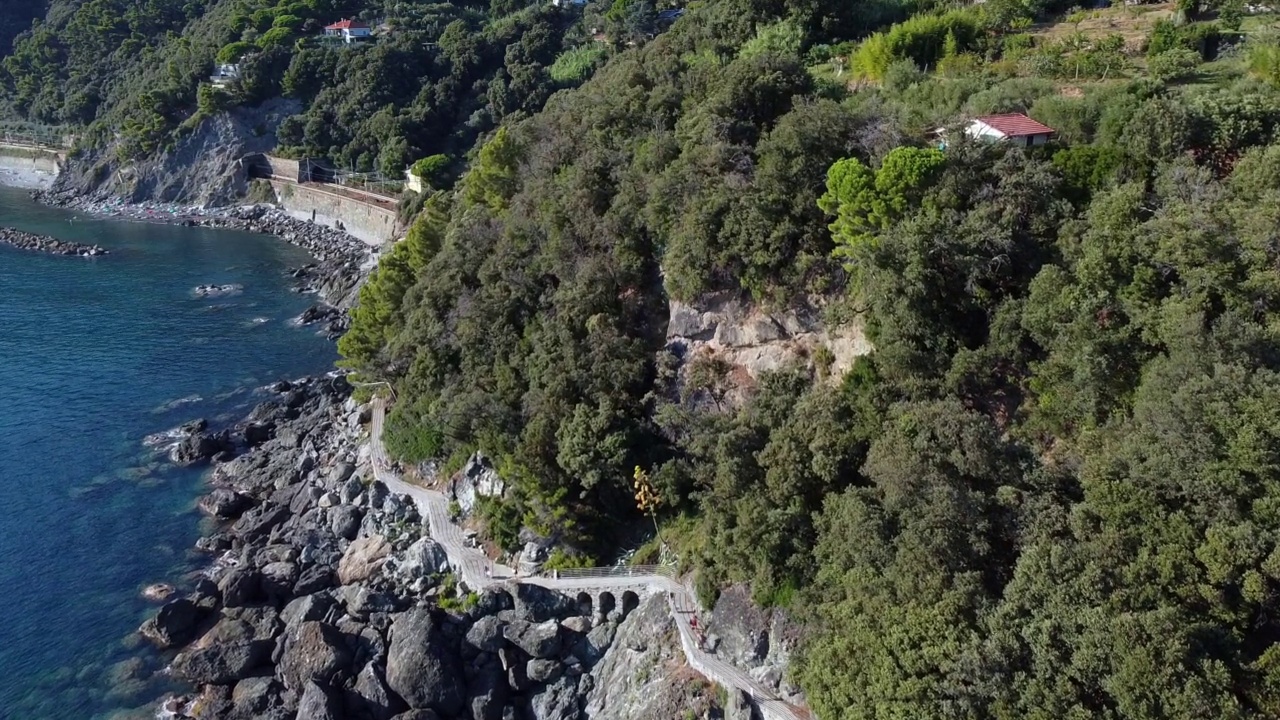 欧洲，意大利，利古里亚，弗拉姆拉-无人机航拍步行的方式的海洋或Via del Mare附近Cinque Terre视频素材