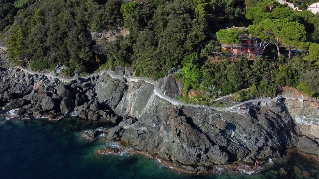 欧洲，意大利，利古里亚，弗拉姆拉-无人机航拍步行的方式的海洋或Via del Mare附近Cinque Terre视频素材