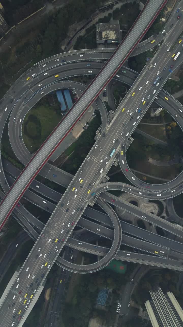 复杂的立交桥和繁忙的交通鸟瞰图视频素材