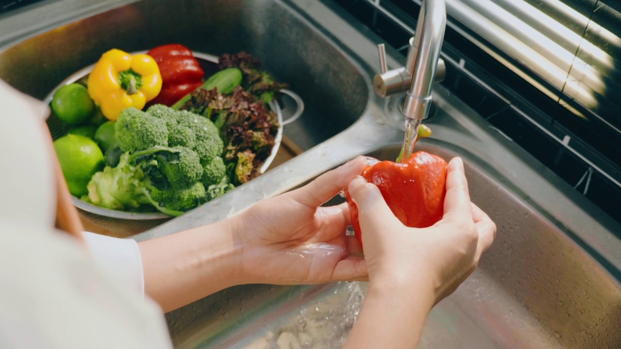 女仆在厨房洗西红柿新鲜蔬菜准备健康食品视频素材