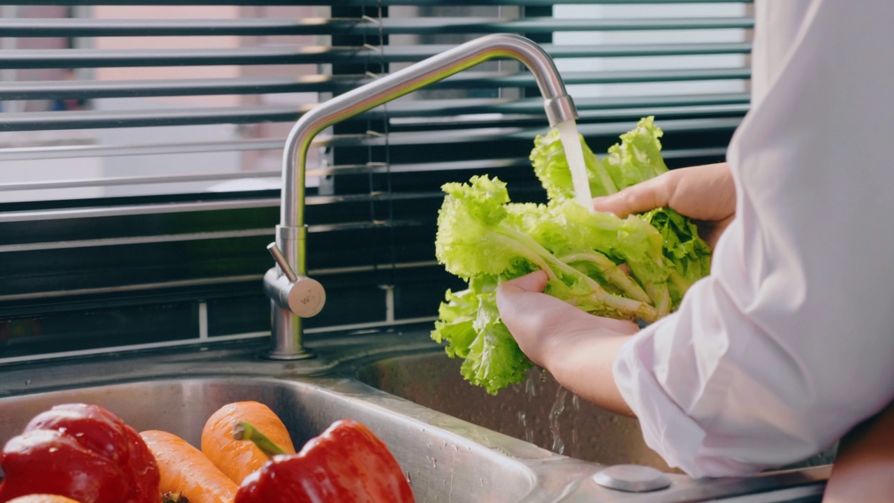 女仆在厨房洗西红柿新鲜蔬菜准备健康食品视频素材