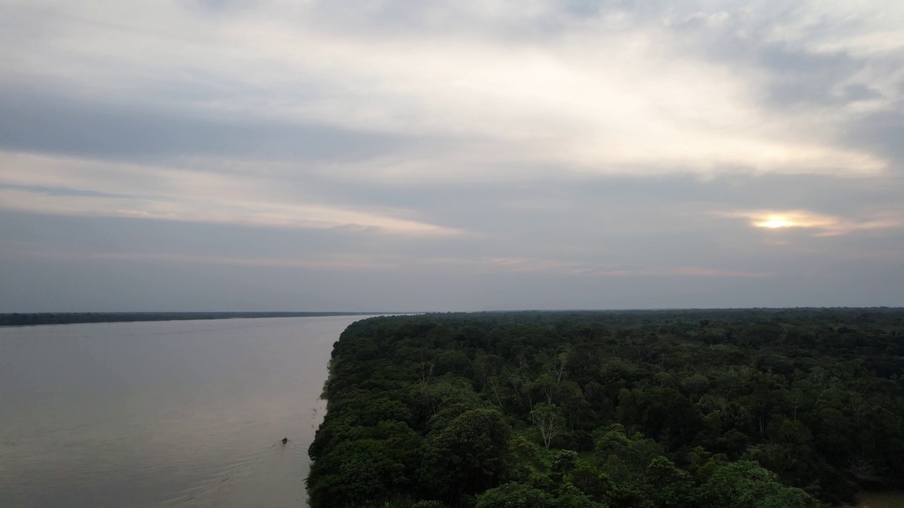 日落时亚马逊河和森林的航拍全景图视频下载