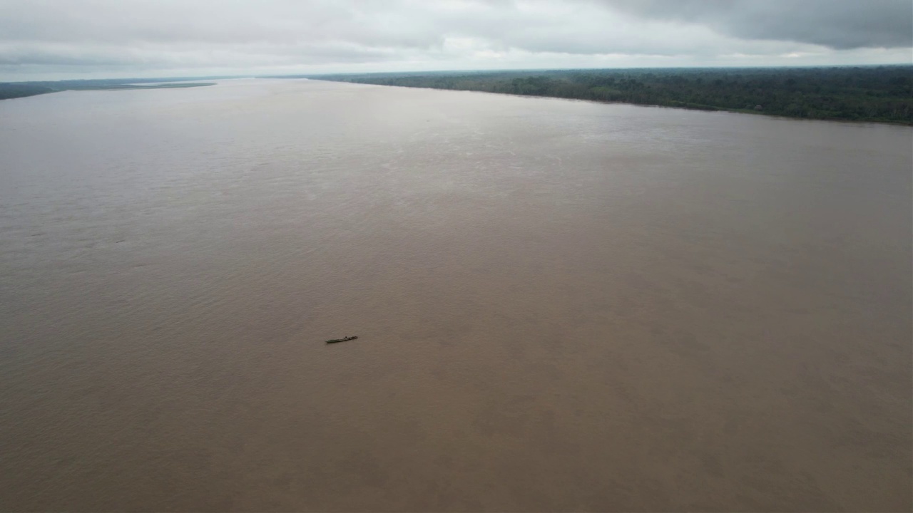 日落时亚马逊河和森林的航拍全景图视频素材