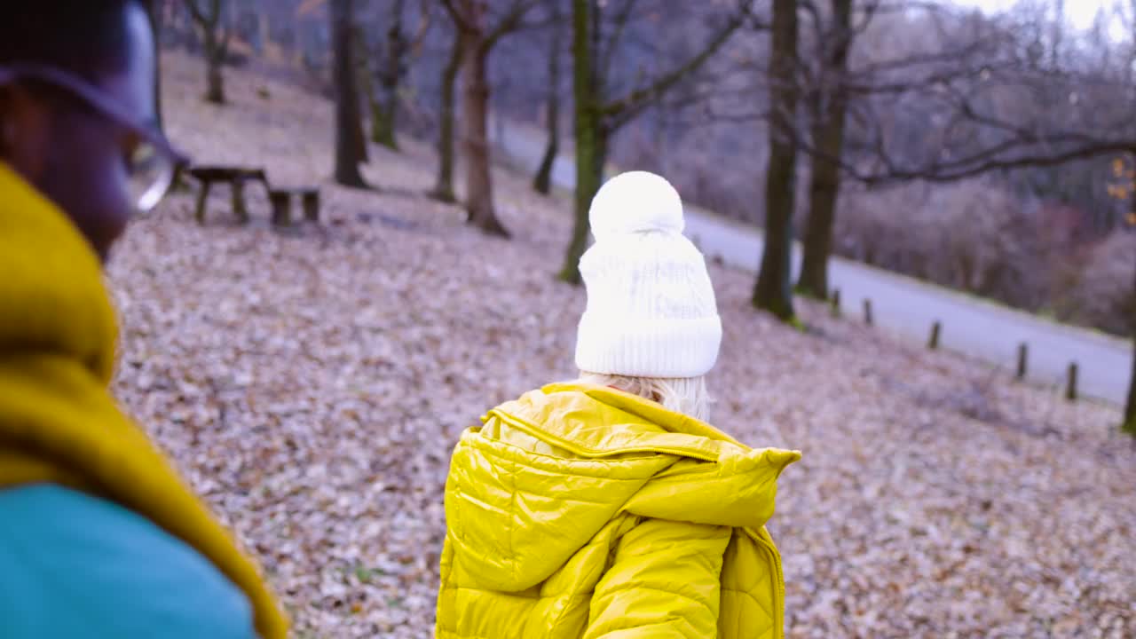 一对快乐的年轻游客在阳光明媚的森林里散步视频素材