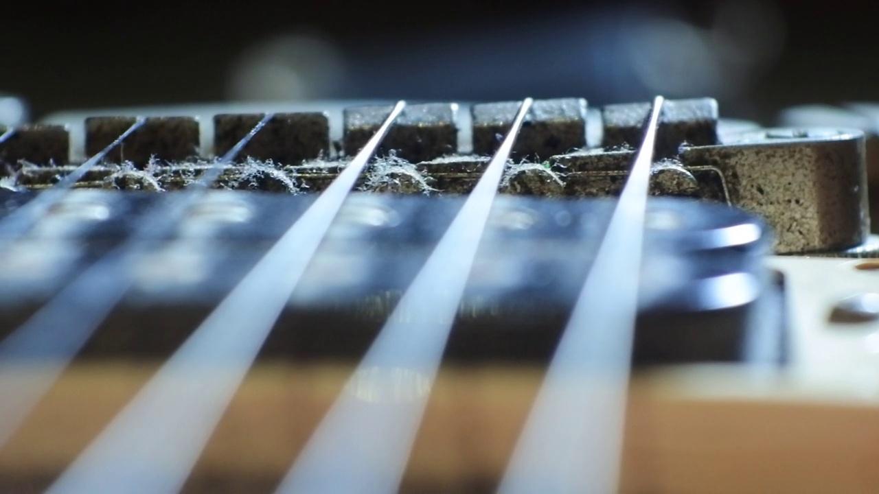 电吉他指板特写微距滑块拍摄。吉他钉在六弦吉他上。乐器的细节视频下载