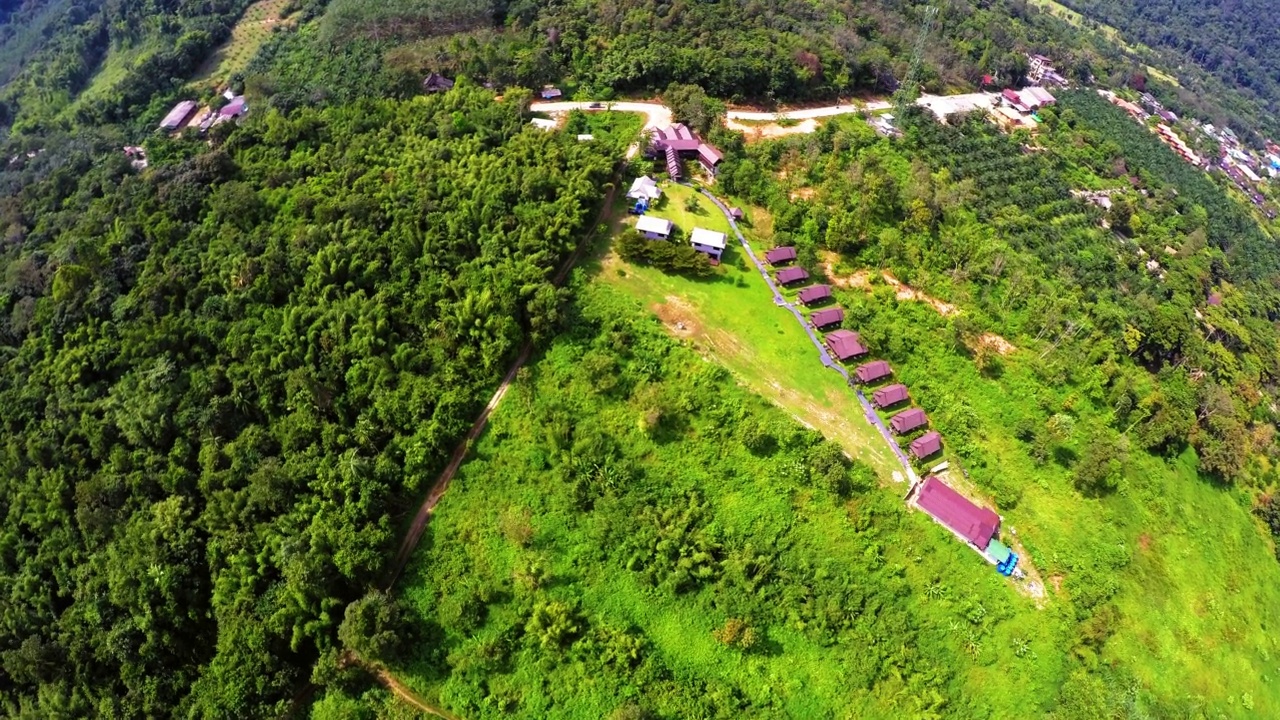 在绿色景观上的木制凉亭的航拍，在晴朗的日子里飞行向前的无人机-曼谷，泰国视频下载