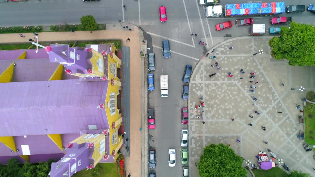 从空中向上拍摄的街道上的大教堂视频下载