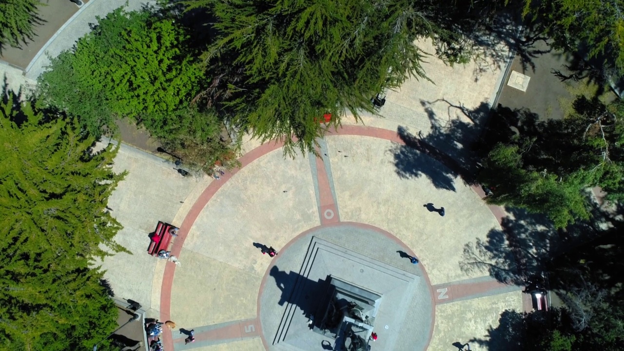 在晴朗的日子里，在城市公园里的雕像的高空向后拍摄-彭塔阿雷纳斯，智利视频下载