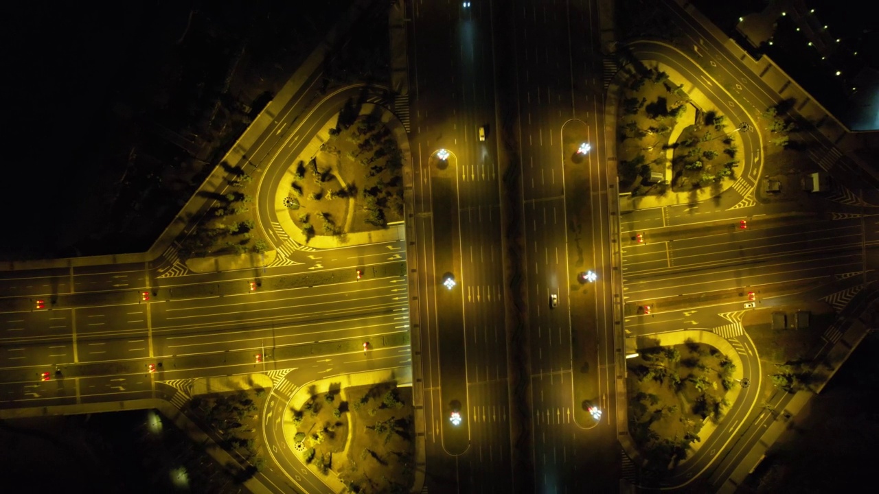 中国成都一个十字路口的无人机夜间视频视频下载