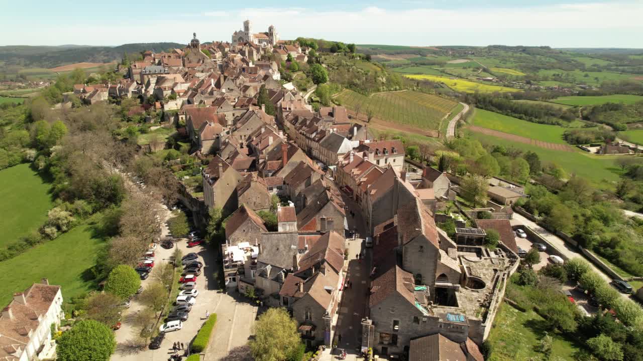 勃艮第地区Vezelay修道院的无人机图像视频下载