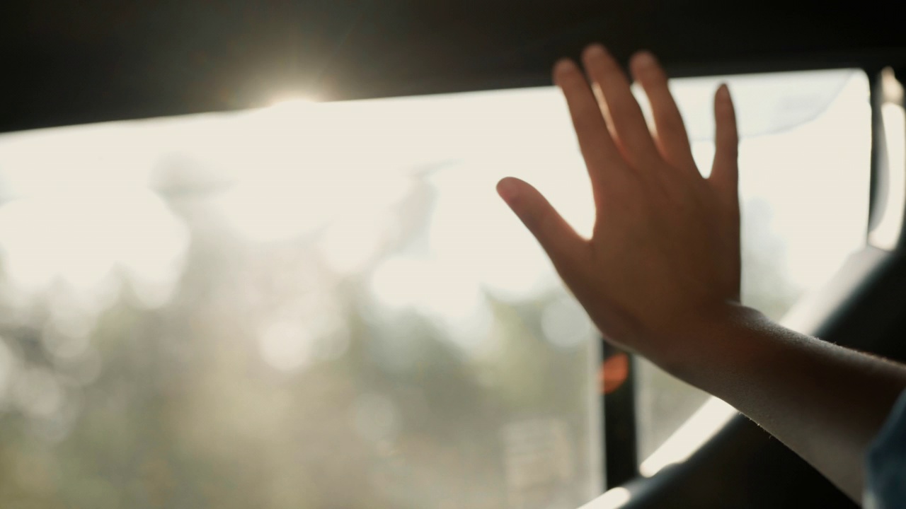 车窗外的女人的手。视频素材