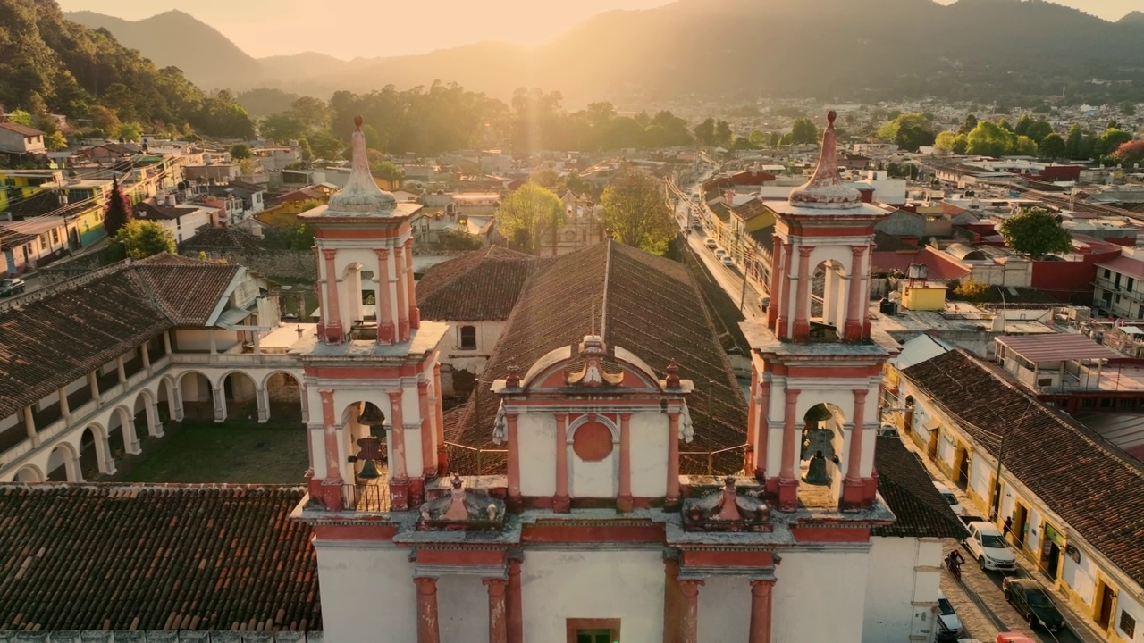 圣克里斯托巴尔德拉斯卡萨斯日落的鸟瞰图视频下载