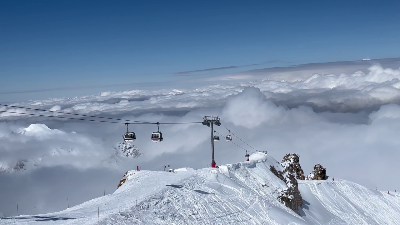 冬季滑雪胜地的景色在云层下视频素材