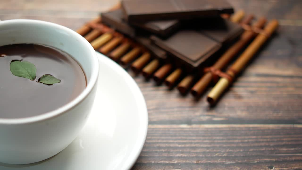 桌子上的咖啡杯里装着黑巧克力奶油视频下载