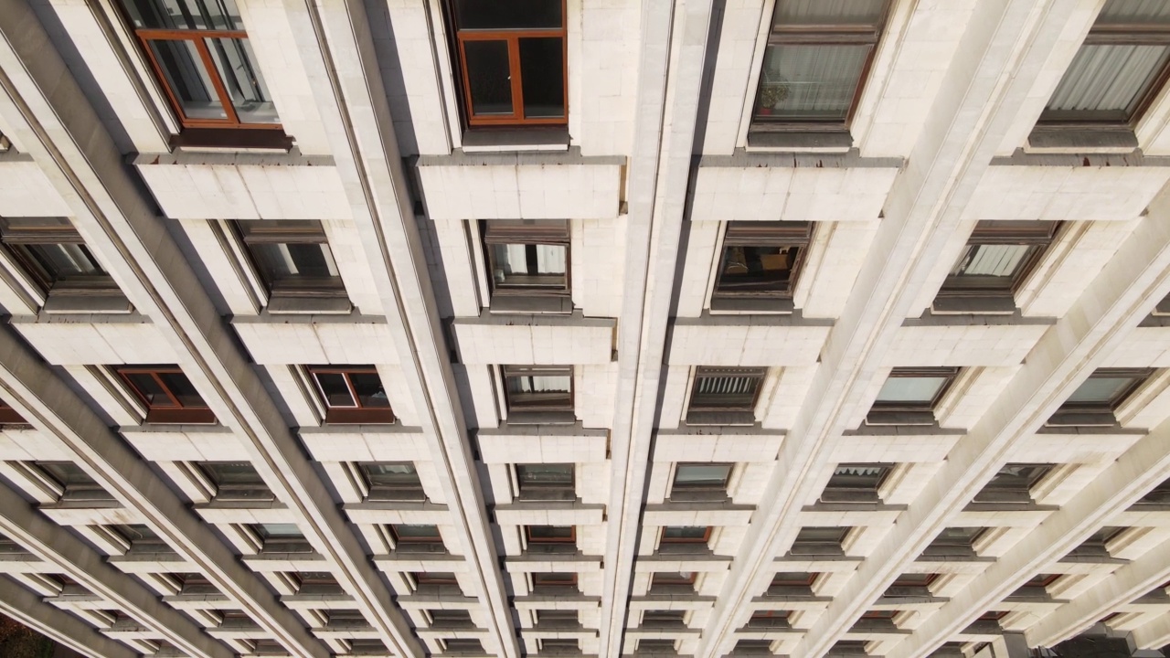 乌克兰基辅一栋建筑的许多窗户视频下载