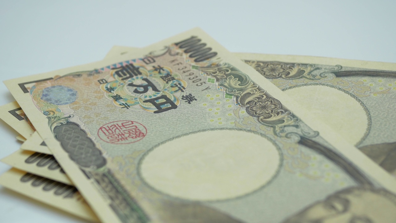 正在数白色的日本钞票视频下载