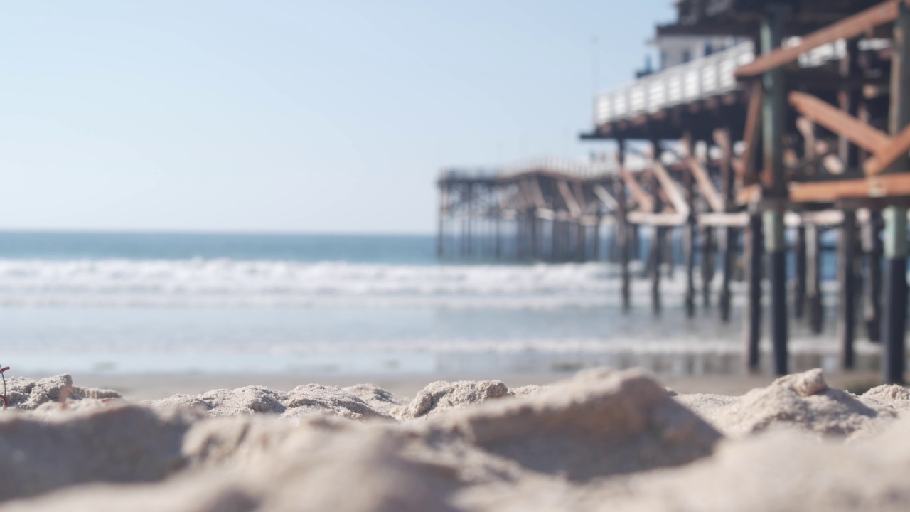 在木制水晶码头上的桩，海洋海滩水波，美国加州。视频下载