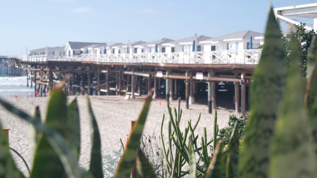 木制水晶码头上的桩与白色的小屋，加州海洋海滩，美国。视频下载