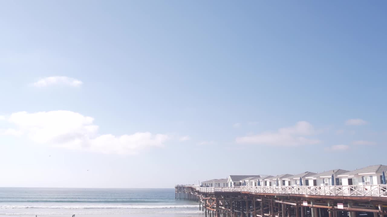 木制水晶码头上的桩与白色的小屋，加州海洋海滩，美国。视频下载
