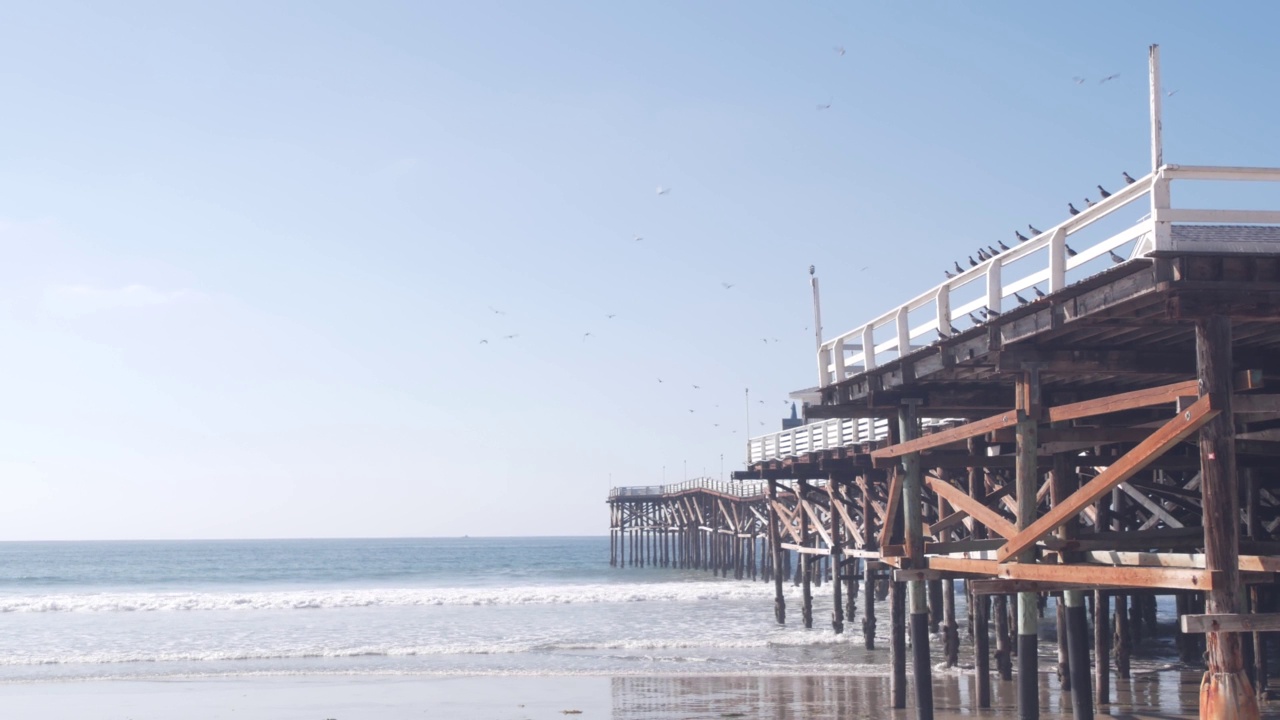 在木制水晶码头上的桩，海洋海滩水波，美国加州。视频下载