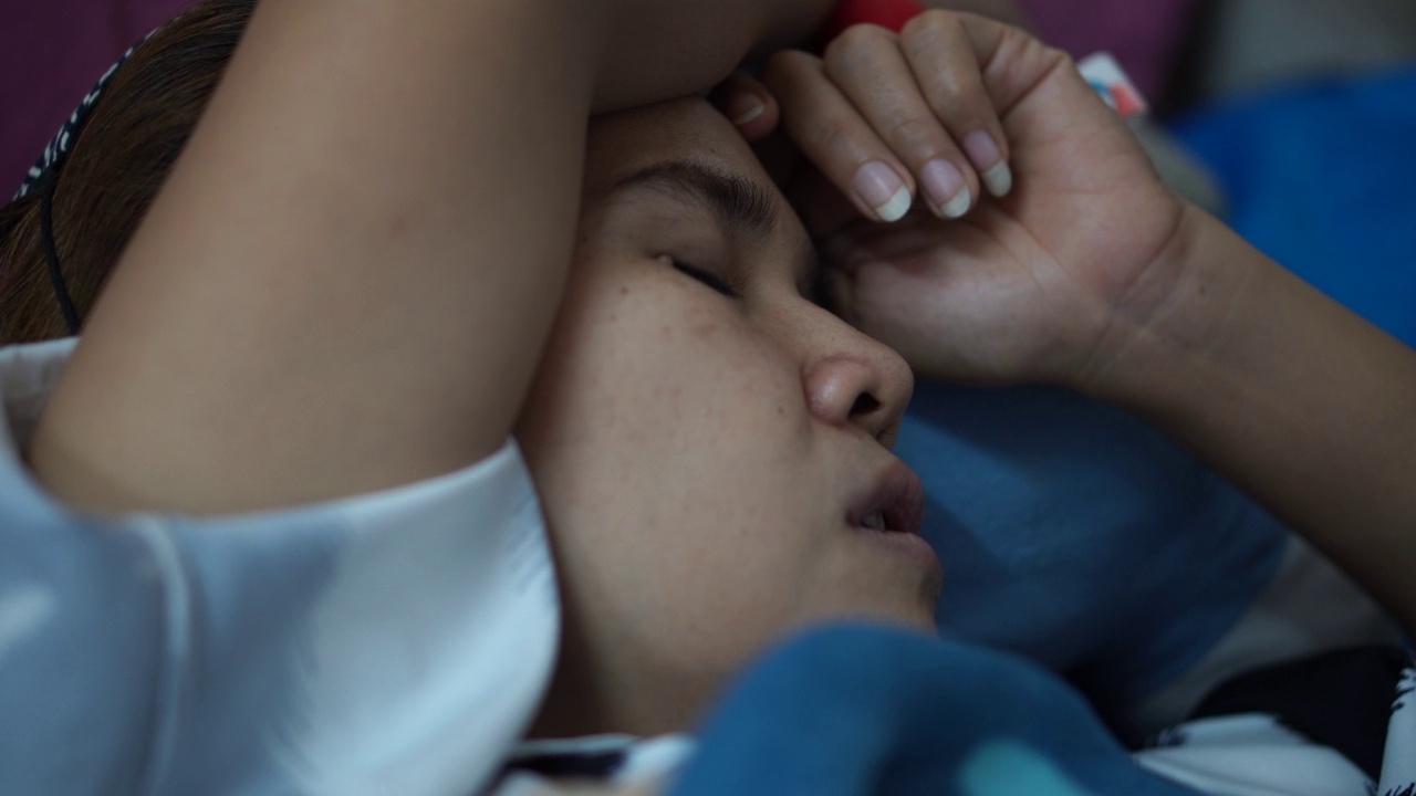 女人睡觉和休息的特写镜头视频素材
