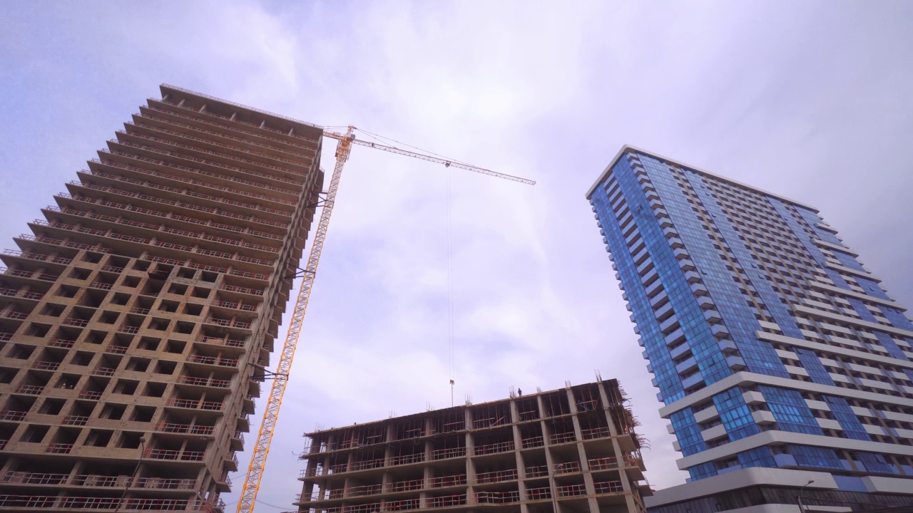 有高层起重机的工地。建设现代公寓大楼视频素材