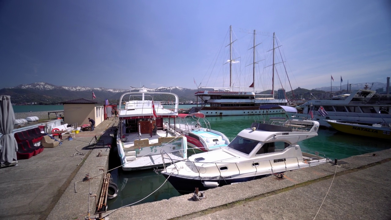 码头和游客周围的全景，近于现代船只在白天视频下载