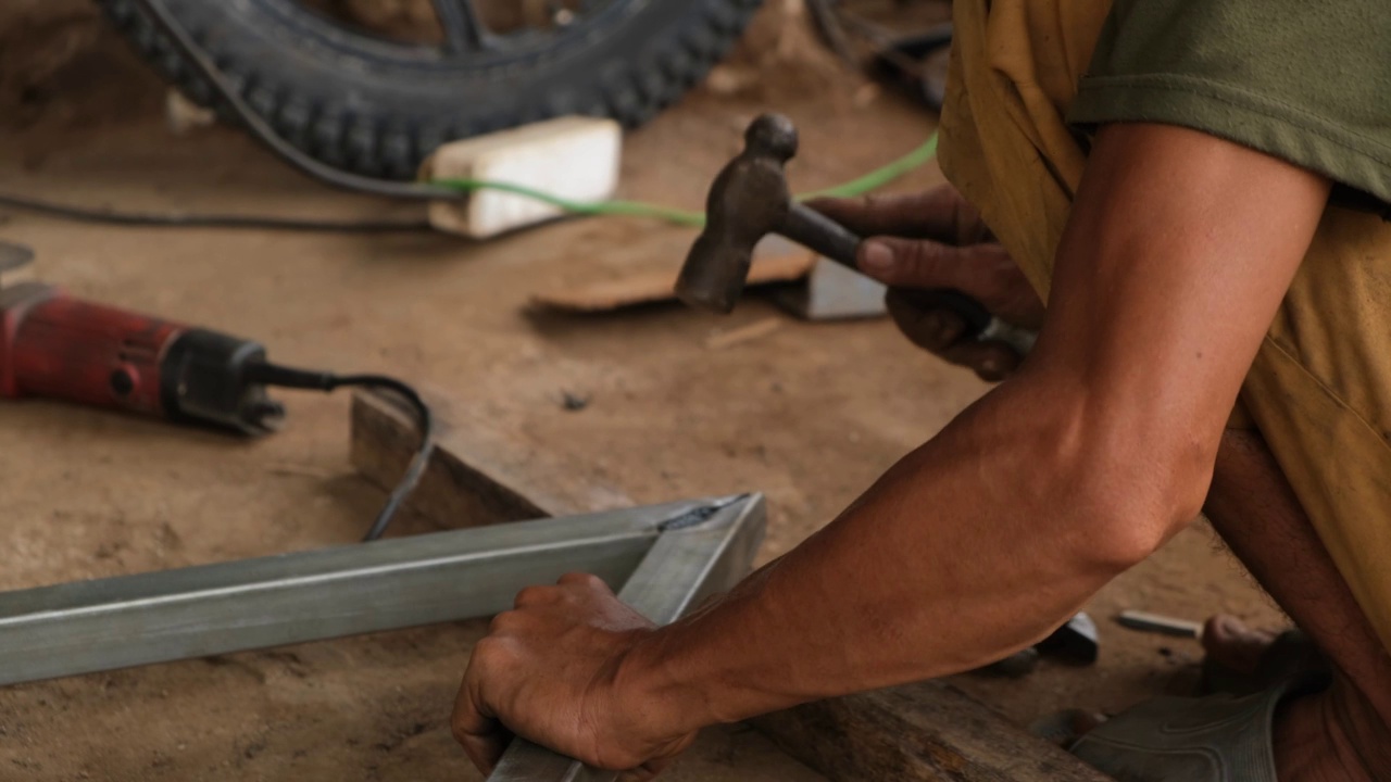一名男子在当地一家修理厂做焊工视频下载