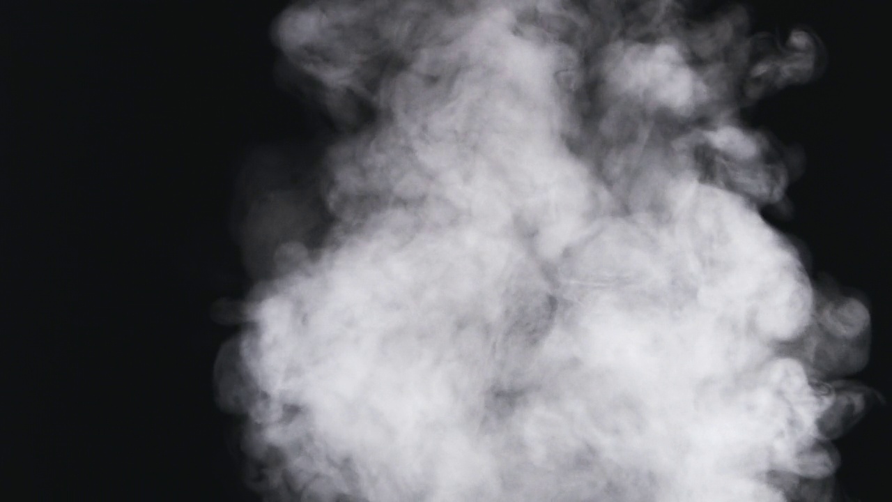 白色的烟，雾，蒸汽云在黑色的背景上视频下载
