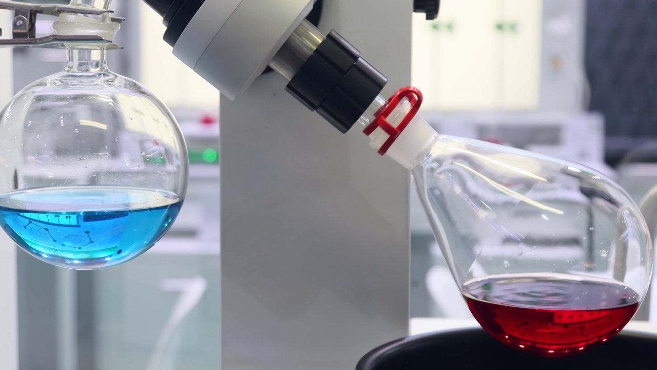 实验室实验中装有各色液体的医用烧瓶视频下载