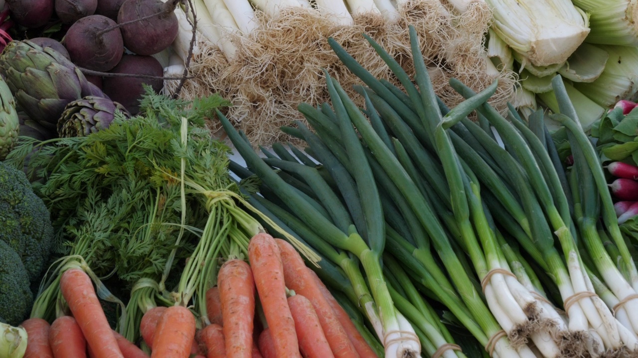 法国南部市场上的新鲜蔬菜。视频素材