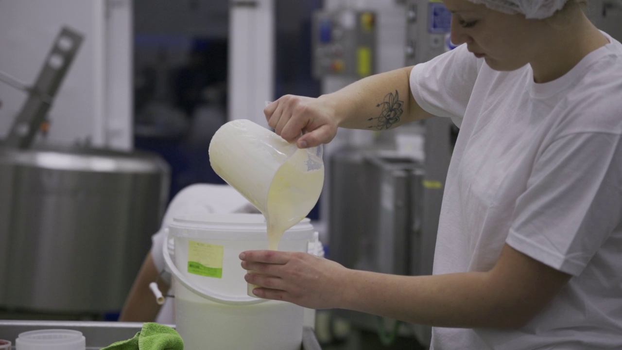 灌装酸奶瓶的女工视频下载