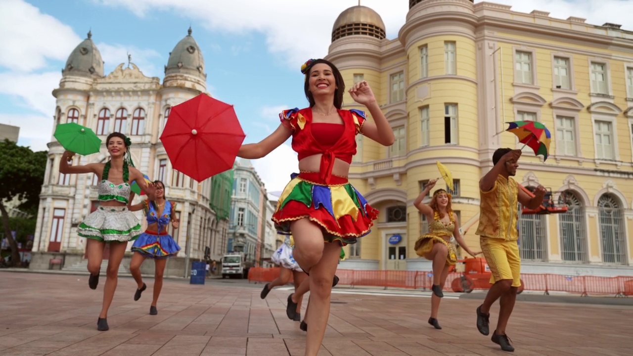 巴西伯南布哥累西腓街头狂欢节上的Frevo舞者。视频下载