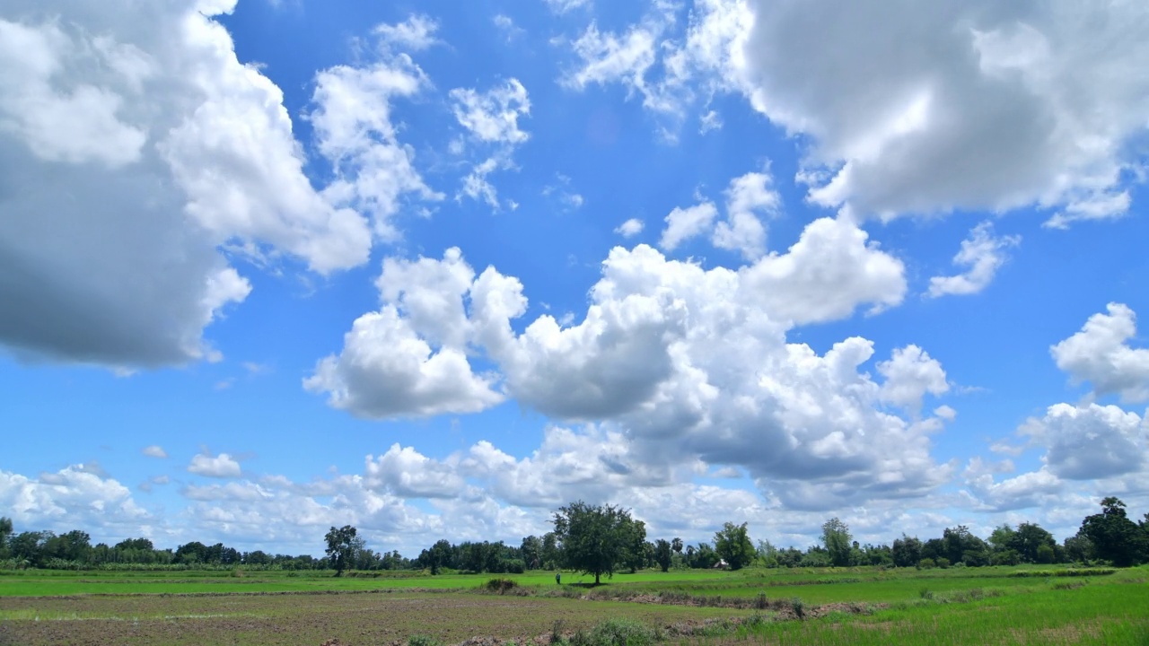 移动的云在天空农场美丽的自然，时间流逝视频素材