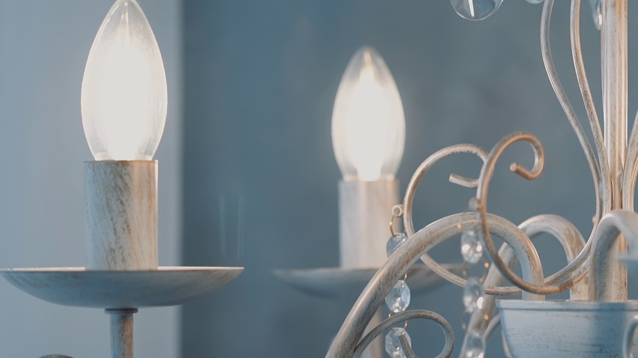 经典风格的光泽装饰蜡烛形状的灯泡视频素材