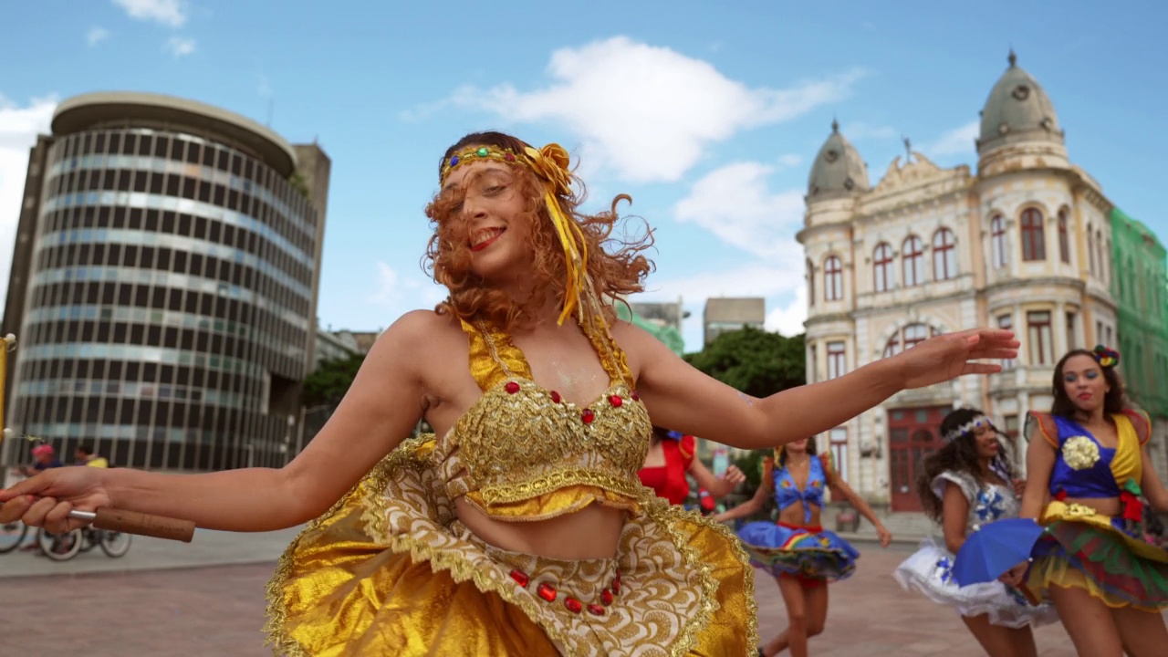 巴西伯南布哥累西腓街头狂欢节上的Frevo舞者。视频下载