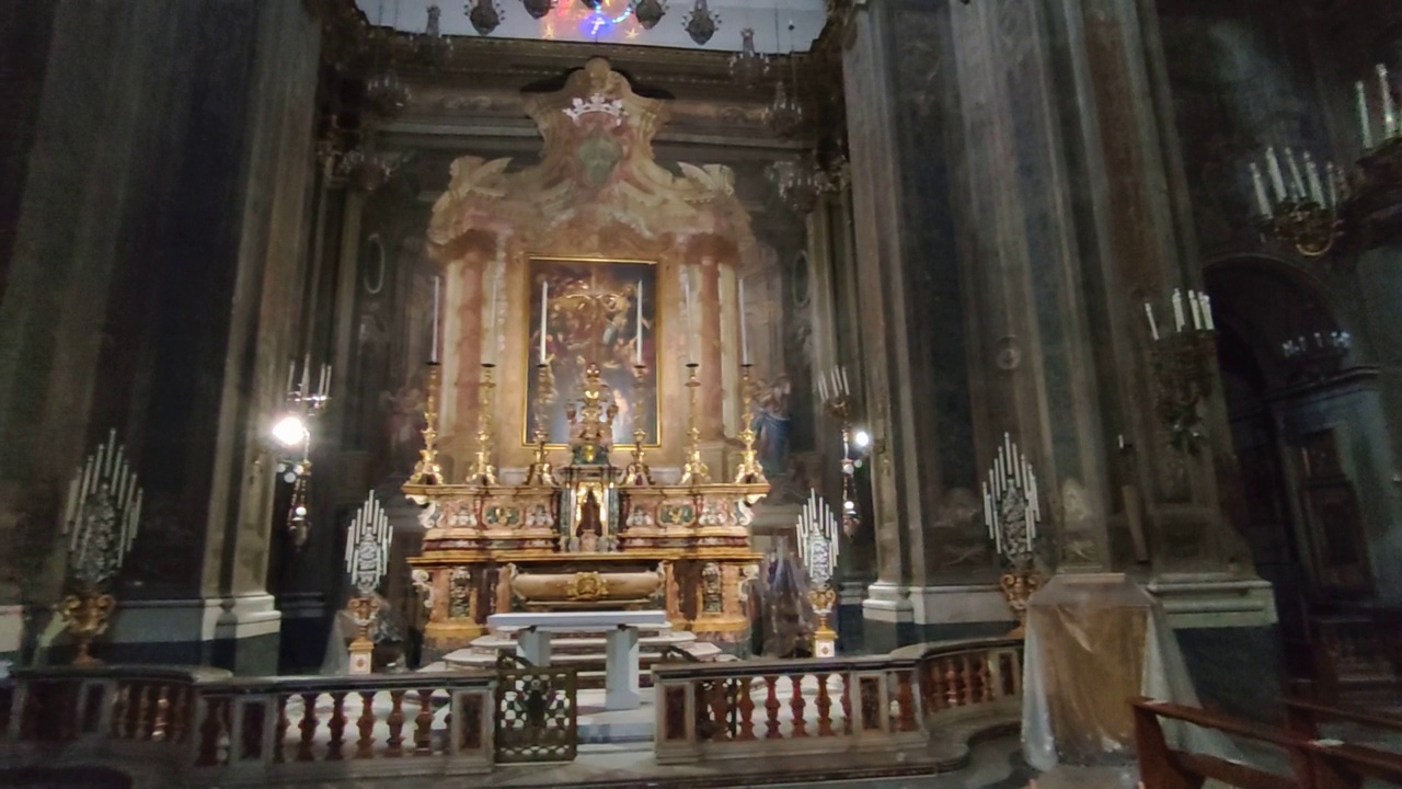 那不勒斯——圣布里吉达教堂祭坛的全景视频下载